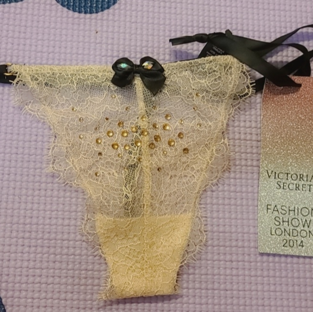 2014 fashion show  V-string thong panty